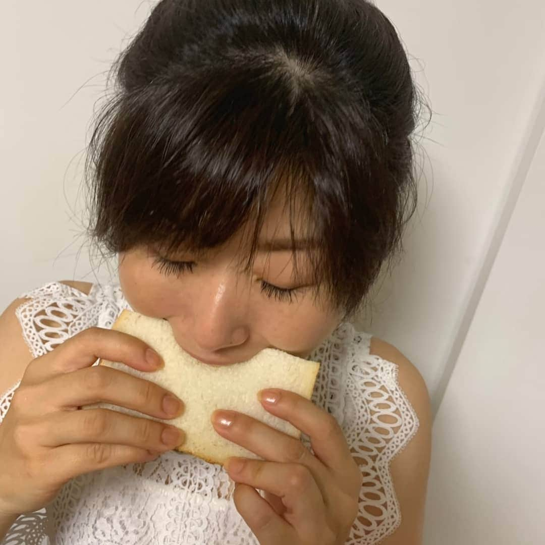 おぎたともこさんのインスタグラム写真 - (おぎたともこInstagram)「【食べまくりな東京】  ハムカツサンド食べた😊  食パンとコッペパンを選べるみたい . でも、コッペパンが売り切れとった😋 ハムカツサンドとコロッケサンドを1つずつ頼んだら、分けるのか聞かれて、半分ずつ包んでくれた🌈 素朴な味で、温かくてサクサクでめちゃくちゃこのみ  #このみおぎたともこ #ばーん高田千尋  #チョウシ屋 #ハムカツサンド #コロッケサンド #銀座グルメ」9月12日 15時54分 - konomiogitatomoko