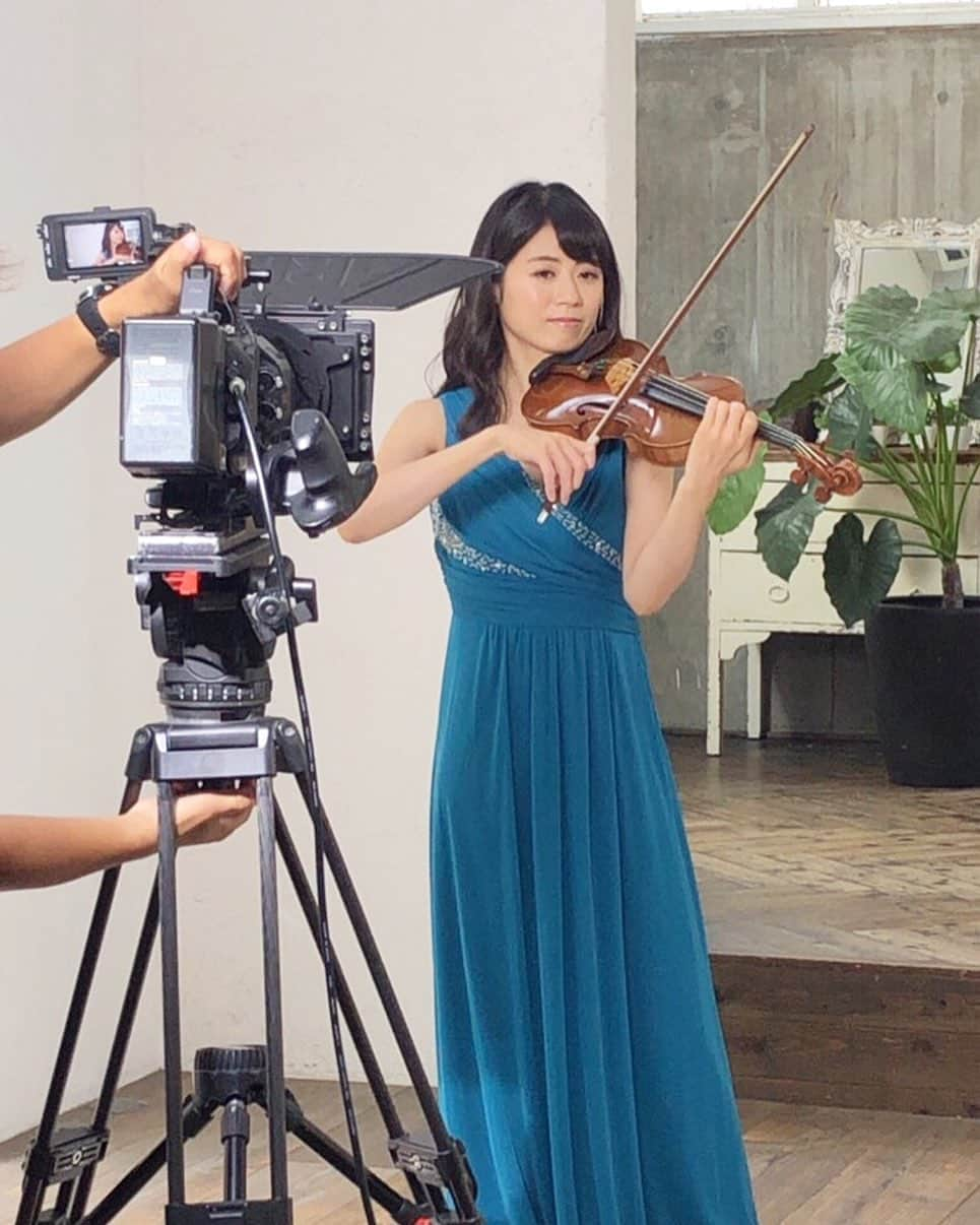 松尾依里佳さんのインスタグラム写真 - (松尾依里佳Instagram)「昨日は朝からとある撮影でした🎥🎻🎵 自然光の入る心地よい空間✨  #撮影 #近日公開予定 #violin #dress @lamuse_dress #lamusedress」9月12日 16時09分 - erika.matsuo