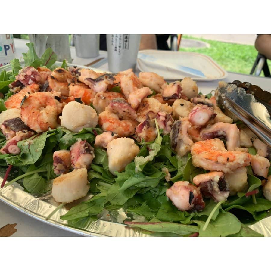 則島奈々美のインスタグラム：「＊海鮮サラダ ＊アクアパッツァ ＊スペアリブ ＊チーズハンバーグサンド ＊肉  バーベキューでこんなん出て来たことないよっ！！っていうメニューが素晴らしい🤘🏻 焼き場担当さんありがとうございました😊  通り雨以外晴天すぎて、夏の終わりに思い出ができました👨‍👩‍👧‍👦 #BBQ #バーベキュー #夏 #summer」