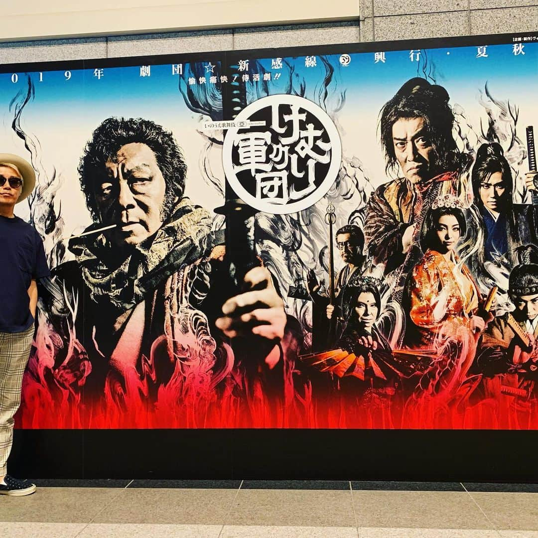 深町健二郎さんのインスタグラム写真 - (深町健二郎Instagram)「「けむりの軍団」いや〜圧巻でした！😳😳😳 こんなに面白い時代劇あるのかっていうほど、笑いあり、殺陣あり、先の読めないストーリー展開など、黒沢映画をまるでIMAXで観ているかのような錯覚に陥るほど、とてもライブとは思えないクオリティでした。見どころがあり過ぎて、このクソ忙しい中、なんとかもう一度観たい！と今から画策しています😝  劇団☆新感線の主宰・演出の、いのうえひでのりさんに楽屋ご挨拶！もちろん古田新太さんにもご挨拶しつつ、先日収録させて頂いた分が、今夜LOVE FM「オトナマチアソビ」で放送される件もお伝え出来ました！😊 公演は26日まで、是非この機会を逃さないようおススメします！ #博多座 #けむりの軍団 #劇団新感線 #古田新太 #池田成志#早乙女太一 #須賀健太」9月12日 16時29分 - kenjirofukamachi