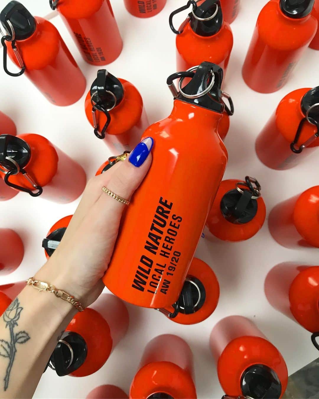 LOCAL HEROESさんのインスタグラム写真 - (LOCAL HEROESInstagram)「WIILD NATURE. 🌍 This reusable bottle can be worn as a bag as well. Not only for water. Fashion accessory 2.0. Who wants it? 🏀」9月12日 16時33分 - localheroes