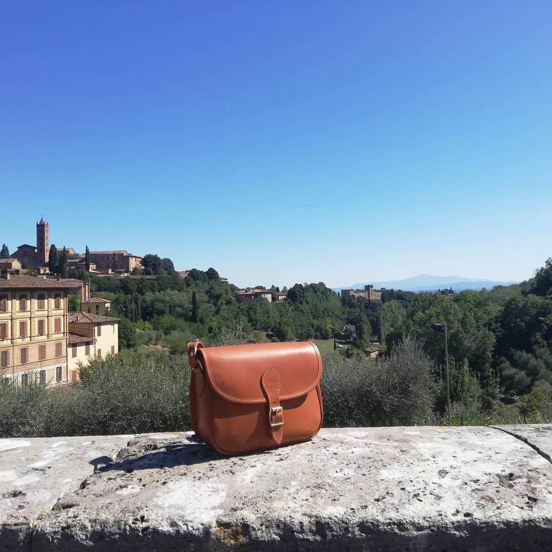 ジョンチャップマンのインスタグラム：「Can you guess where we have been ? Follow us, repost and DM us with the answer, for a chance to win a Leather Saddle Bag in gorgeous full tan leather. Competition ends 21.09.2019 Good luck!  #chapmantravels  #handcrafted #britishmade #madeinengland #travel #traveling #travelgram」