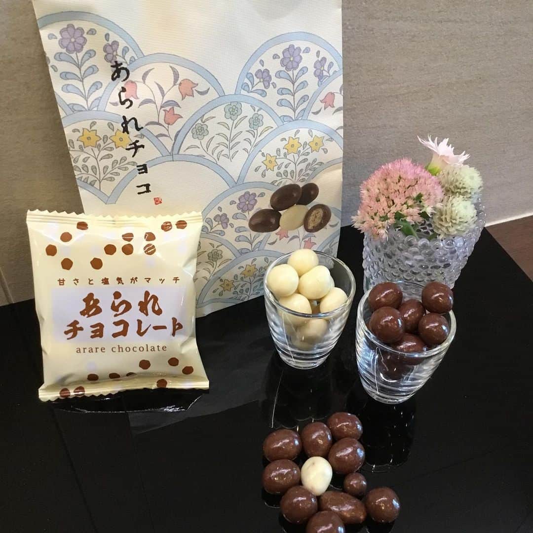 Salon de Royal Kyotoさんのインスタグラム写真 - (Salon de Royal KyotoInstagram)「皆さまこんにちは☀️ サロンドロワイヤル京都でございます！ ・ 本日は 『あられチョコレート』  をご紹介いたします ・ ・ 餅米使用、醤油が効いたサクサクのあられをミルクとホワイトの 2種類のチョコレートでコーティングしております。 あられの塩味とサクサクとした食感に、チョコレートの甘さと 舌触りが染み込んでいく味わい豊かなショコラでございます。 ・ ・ 9月1日から9月30日までは 鴨川納涼床席は終日ご利用いただけます。 この時期、当店の営業時間は 11時〜20時でございます。 ・ 皆様のご来店を心よりお待ちしております。 ・ ・ サロンドロワイヤル京都店 #サロンドロワイヤル #京都 #京都スイーツ #ボンボンショコラ #京都カフェ #チョコレートショップ #ショコラトリー #パティスリー#京都鴨川納涼床 #チョコレート #チョコ #ショコラ #chocolate #chocolat #chocolatier#salonderoyal #あられチョコ#」9月12日 16時43分 - salon_de_royal_kyoto