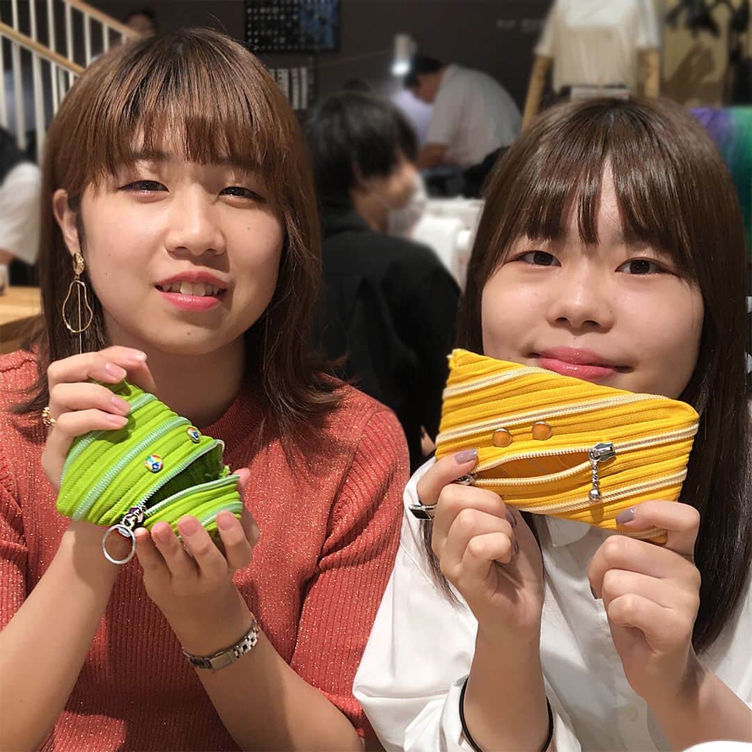 のインスタグラム：「昨日、名古屋の大学生が校外学習の一環でものづくり館に来館されました！形状保持ファスナーを使ったファスナーポーチづくりを体験。形状保持ファスナーはテープ部に樹脂製の芯材を織り込んでおり、自由に曲げたり変形させることが出来るファスナーです。厚みがあり縫うのが難しいですが、皆さん上手に縫製できました。最後はポーチにスナップボタンを打ち、個性的なポーチに仕上げました。ぜひ末永く使って下さいね！﻿ ﻿  ものづくり館は体験学習にもご利用頂けます。費用や時間などメールでお気軽にご相談下さいませ！﻿ 公式ウェブサイト→ ＠ykkmono﻿ ﻿ ﻿ ﻿  #ykk #ものづくり館 #ものづくり館byykk #ワークショップ #体験施設 #instacrafts #手作りプレゼント  #zipper　#handmade #ものづくりが好き #ファスナーポーチ　#ykkファスナー #東京イベント #ものづくりが好き #zippercraft　#ykkzippers　﻿ #ファスナー付き　#手芸部　#ハンドメイド好き　#校外学習　#大学生　#高校生　#東京観光　#学習旅行　#旅の思い出　#修学旅行　#体験学習　#小学生　#ソーイング好き　#手作りポーチ」