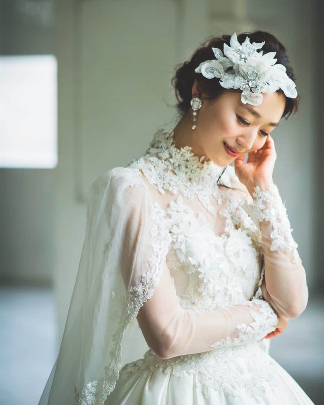 Yumikatsuraさんのインスタグラム写真 Yumikatsurainstagram ロングスリーブと肩から流れるケープトレーンが ネオ クラシカルなウエディングドレス 上品な光沢のミカドシルクに ユミ刺繍とレースを施しました ヘッドドレスは大振りをチョイスして