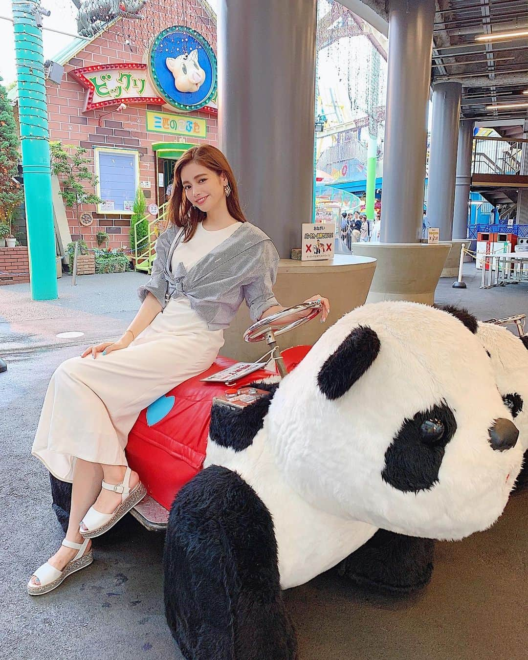 得あゆさんのインスタグラム写真 - (得あゆInstagram)「パンダにも乗りたかったのに 乗れなかった🐼💭💭💭 #滞在時間50分 #記念撮影 ・ ・ ・ ・ ・ ・ ・ ・ #東京#浅草#白鳥#遊園地#花やしき#乗り物#旅#休日#撮影#インスタ映え#カメラ女子#お洒落#レトロ#オトナ女子#大人カジュアル#デート#カップル#家族#ファッション#遊び#写真#パンダ#holiday#date#couple#casual#park#japanesegirl」9月12日 22時11分 - tokuayu819