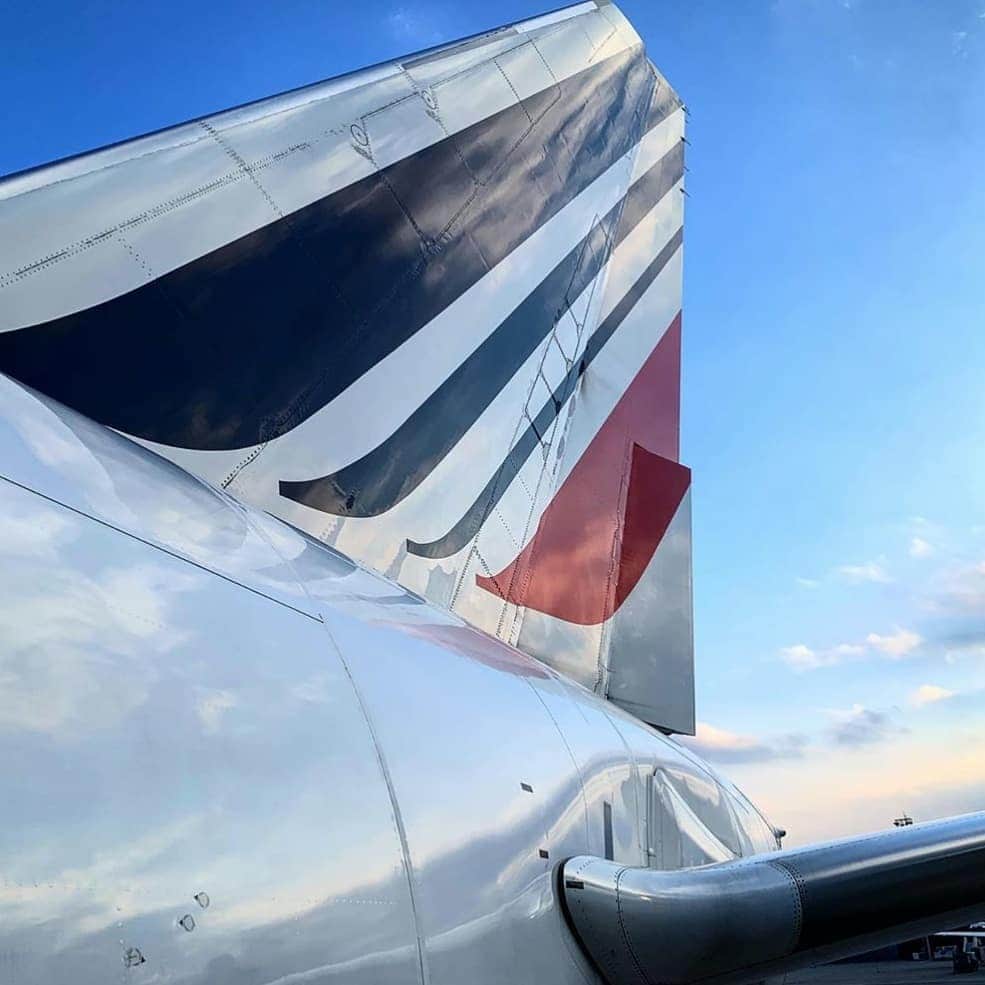 エールフランスのインスタグラム：「Reflections onto a pristine white palette, waiting for its next adventure. Reflets sur une palette blanche, attendant sa prochaine aventure. 📷 @flyingdrien #AirFrance #Franceisintheair」