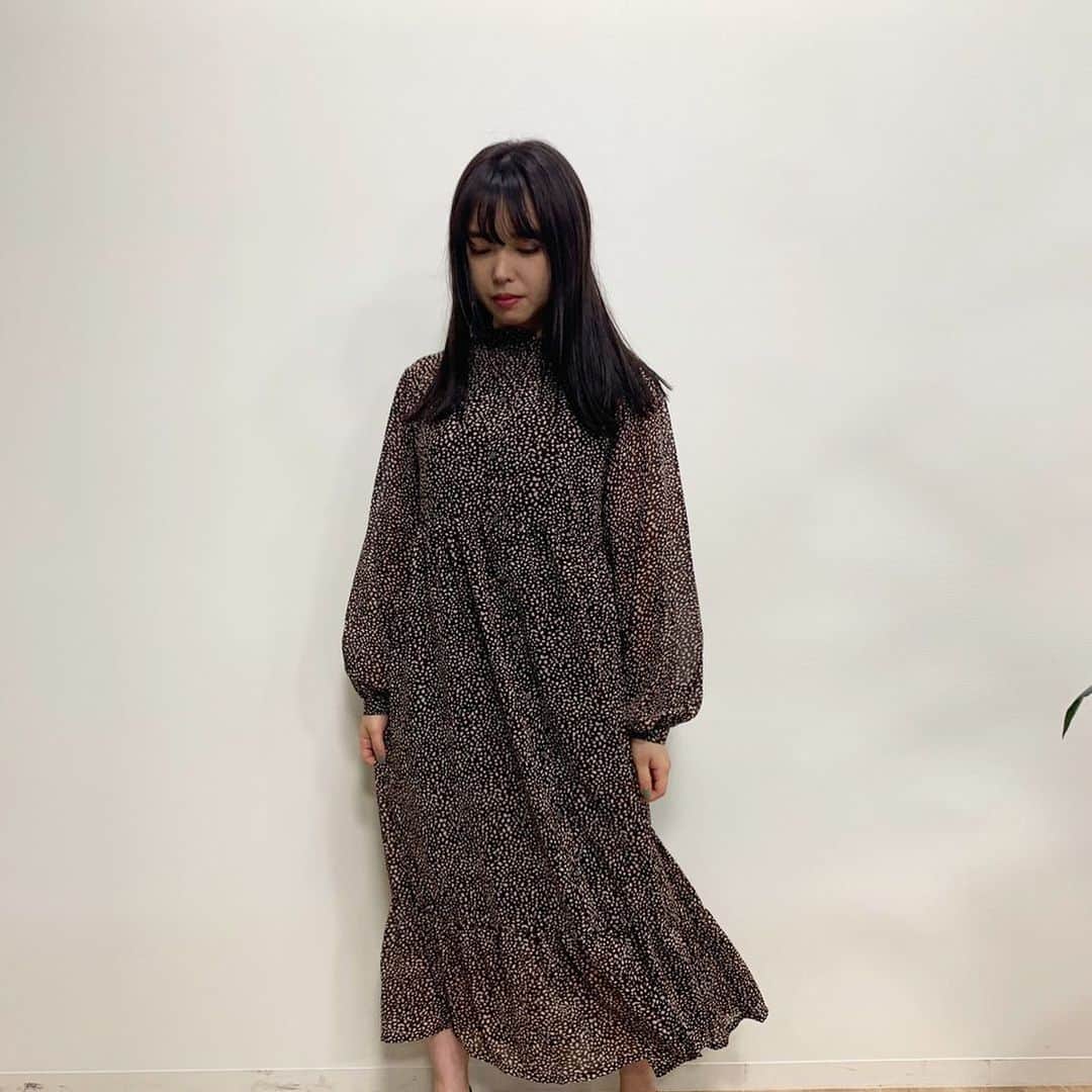 のインスタグラム：「Rakuten LIVE g i®️l s tallk!!! 1.衣装。 haco!さんのレオパード柄ワンピース レオパードなのにとても上品で可愛かったです🥺✨ 最近ワンピースがほんとにすき！ クローゼットワンピースだけにしたいくらい！笑 秋冬買いに行きたいなー🥺💗 #haco - #RakutenLIVE #ガールズトークワン」