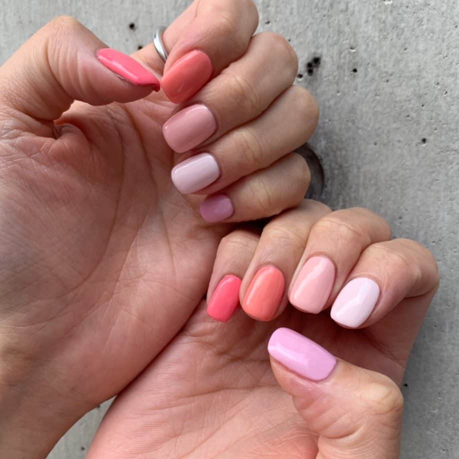 新原愛加のインスタグラム：「. new nail❤︎❤︎❤︎ . ピンクのグラデーションにしてもらいました💗💗 色決めるのも楽しかった笑 しゅうちゃんいつもありがとうございます💓 . @shu99  @function_nails」