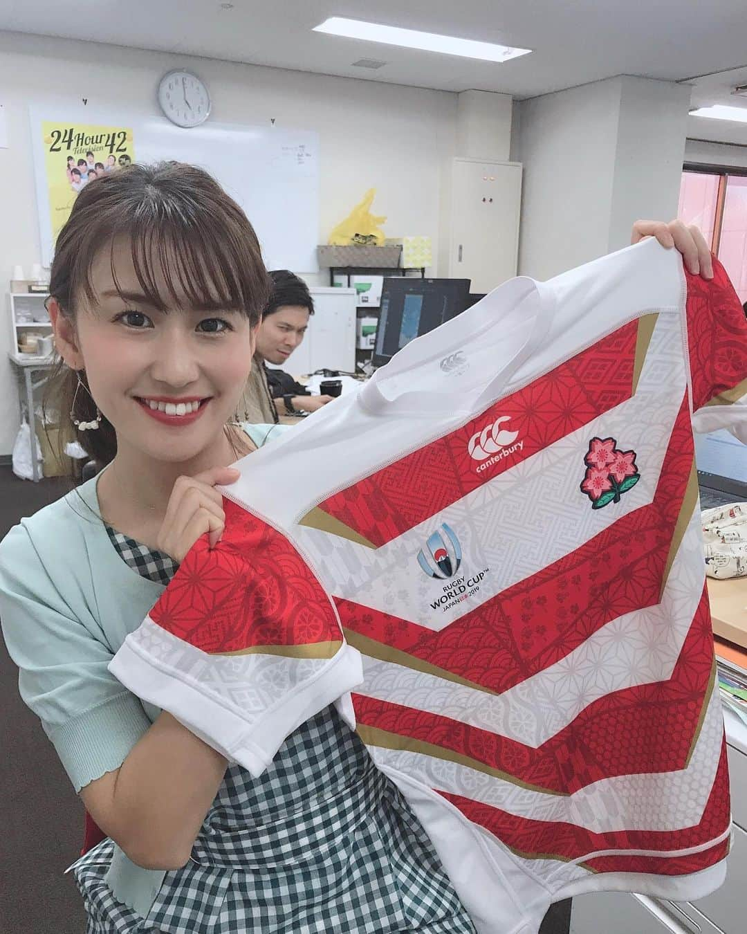 南海放送さんのインスタグラム写真 - (南海放送Instagram)「来週はラグビーW杯日本大会🏉 が開幕ですね！20日のロシア戦を応援せねば( ´∀｀)📣 #今年はラグビーイヤー #ラグビー #日テレ #ラグビー日本代表 #ラグビー好きな人と繋がりたい  #ラグビーワールドカップ2019 #ラグビーワールドカップ #後ろの人がカメラ目線」9月12日 17時04分 - nankaihoso_rnb