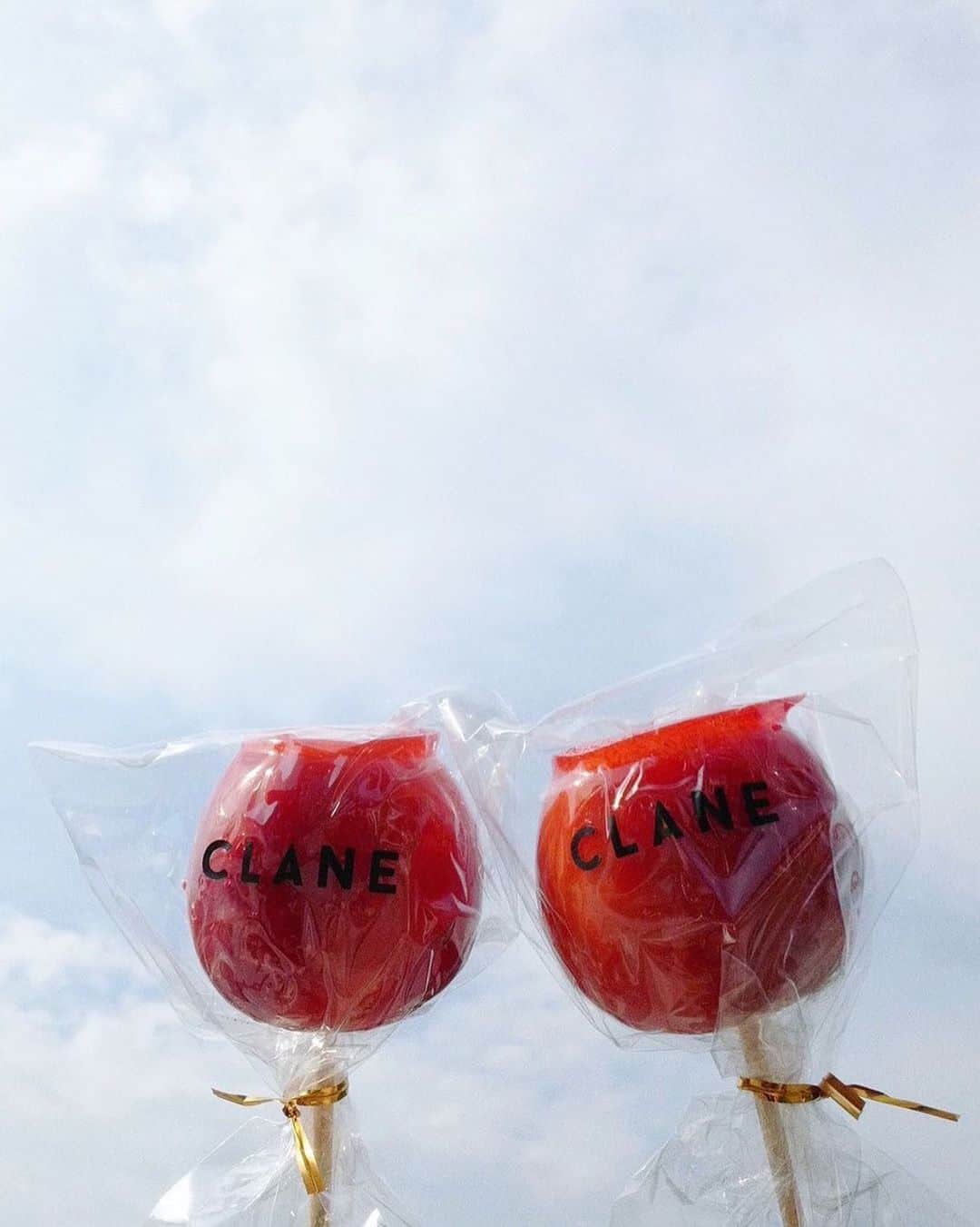 松本有理奈さんのインスタグラム写真 - (松本有理奈Instagram)「◾︎NEWS 今年もやります！ FASHION'S NIGHT OUT（FNO）2019、CLANE 表参道店では今年も一夜限りのお祭りを開催！ . 今回注目なのが日本初となるりんご飴専門店「POMME d'AMOUR TOKYO（ポムダムールトーキョー」とのコラボ企画。 味と食感に拘ったりんご飴は、今まで食べたりんご飴の概念を覆すほどの美味しさ。 他にも昨年も大好評だった「comma tea(コンマティー)」とのコラボ。 今回はスペシャルメニューとしてチーズをトッピング。 ※FNO当日17時以降CLANE表参道店でのご購入で、「りんご飴」か「タピオカドリンク」を選んで頂きプレゼントいたします。 . CLANEの公式インスタグラムをフォローして頂いている方にはラムネとCLANEのロゴ入りうちわをプレゼントいたします。 まだフォローしていない方も、その場でフォローして頂けたら差し上げます。 他にもFNO限定アイテムも発売いたします！ 是非CLANE OMOTESANDOにお立ち寄り下さいませ。 . [FNOイベント詳細] 開催日：9月14日（土） 営業時間：11:00〜22:00 ※FNO限定アイテムの発売はオープンからスタート。りんご飴、タピオカ、ヨーヨー、うちわの配布は17:00以降となります。 場所：表参道店 #CLANE#クラネ#FNO」9月12日 17時07分 - yurina0714