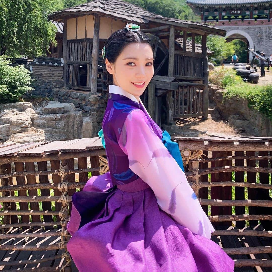 リジ のインスタグラム：「💜즐거운 추석 보내세요💜」