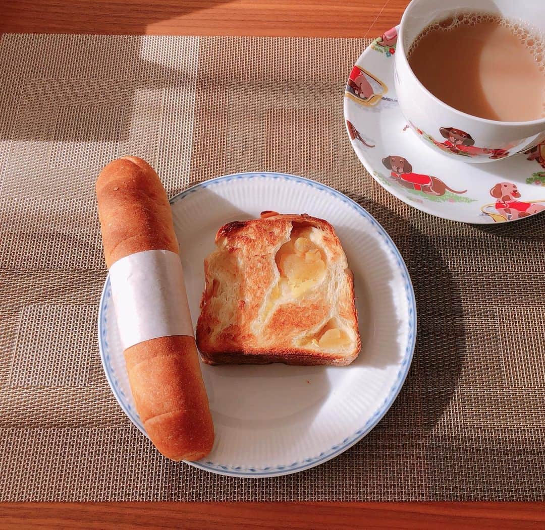 山下莉奈さんのインスタグラム写真 - (山下莉奈Instagram)「こないだの朝ごぱん✨ ポワンタージュのパンを頂いたので💓ミルクパンとサツマイモ？のパン🍞とっても美味しかった😆✨ 今度お店に行ってみよーと思います💕 #ポワンタージュのミルクフランス #ポワンタージュ #麻布十番 #パン」9月12日 17時13分 - rinayamashita