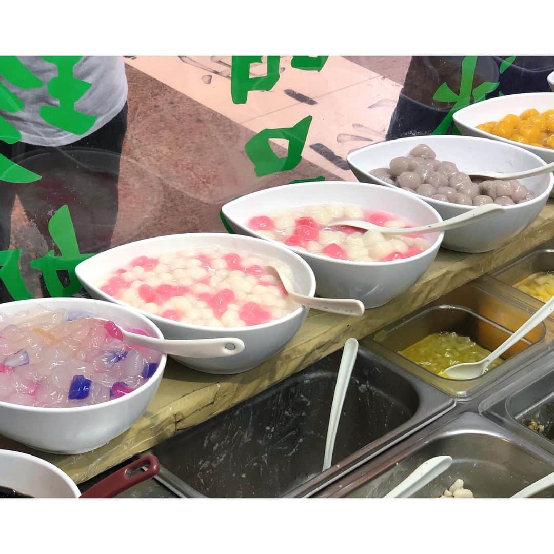 _mar_.imのインスタグラム：「◇6月の台湾◇ . たべものはどれもやさしい味付けで何を食べても美味しかった⭕️ . いろ鮮やかな白玉？ だんごの並ぶ豆花のお店 フンワリした甘みの豆花はツルツルして食べやすい。 . . . #台湾#台湾旅行#豆花#taiwan#台湾グルメ#trip#海外旅行」