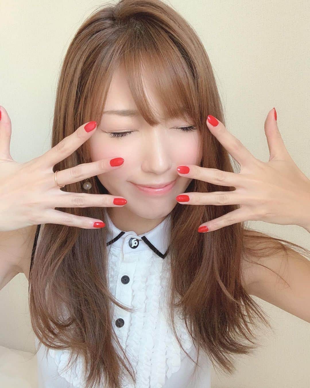 のインスタグラム：「お疲れちゃん❤️ ネイル変えた🧸💓今月はセルフネイルで節約🥺✨これでスタバ10杯飲めるぜぃ🤤秋冬は赤にしたくなるよねー❤️❤️ #まだ夏だけど . . . #nail #ネイル #ネイルデザイン #秋冬ネイル」