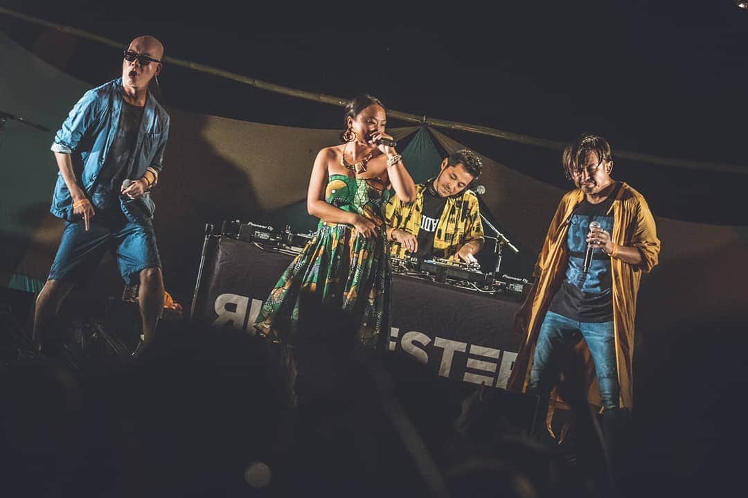 COMA-CHIのインスタグラム：「Queen meets the King of Stage!! Big respect to my bro, Rhymester in the house!! 久しぶりにライムスターとB-boy&B-girlイズムを歌わせていただきましたっ！ 色褪せる事のない比類なきクラシック、改めてこの素晴らしい先輩方の背中をリスペクト。 サンセットライブ、最高に楽しかった～！！！ Photo by @tsuneokoga_a_live」