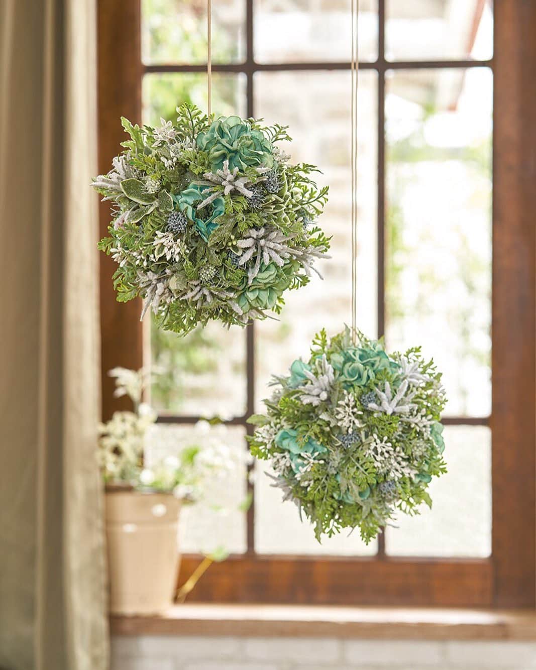 東京堂アーティフィシャルフラワーMAGIQのインスタグラム：「・ 【アーティフィシャルで季節を迎える】〜Winter Flower Home Decoration(ウィンターフラワー ホームデコレーション) ・  FX4447.23フルーテアネモネバンドル FX4448.23フルーテダリア FX1890 スノーマウントパイン FX619  ソルベユーホルビアバンドル ・ 💒【オータム🍂ウェディングキャンペーン】開催❗️ ＊期間:9/6(金)〜9/23(月) URLサイトにて【参加認証】押す @magiq.jp  #magiqオータムウェディング2019 ⚠️今年から参加方法が変わってます❗️ 必ず👇URLからお願いします。 https://camp-in.jp/magiq-autumn_wedding_2019 ・ #TOKYODO#MAGIQ#MAGIQのある暮らし#東京堂#アーティフィシャルフラワー#アーティフィシャル#アートフラワー#造花#花のある暮らし#花のある生活 #花好きな人と繋がりたい#フラワーデザイン#フラワーアレンジメント#フラワーアレンジ#アレンジメント#花が好き#花を飾る#artificial#artificialflower #flowerofinstagram #flowersoninstagram#autumnflowers #花藝#插花#花藝課#保鮮花#不凋花#꽃스타그램#조화」
