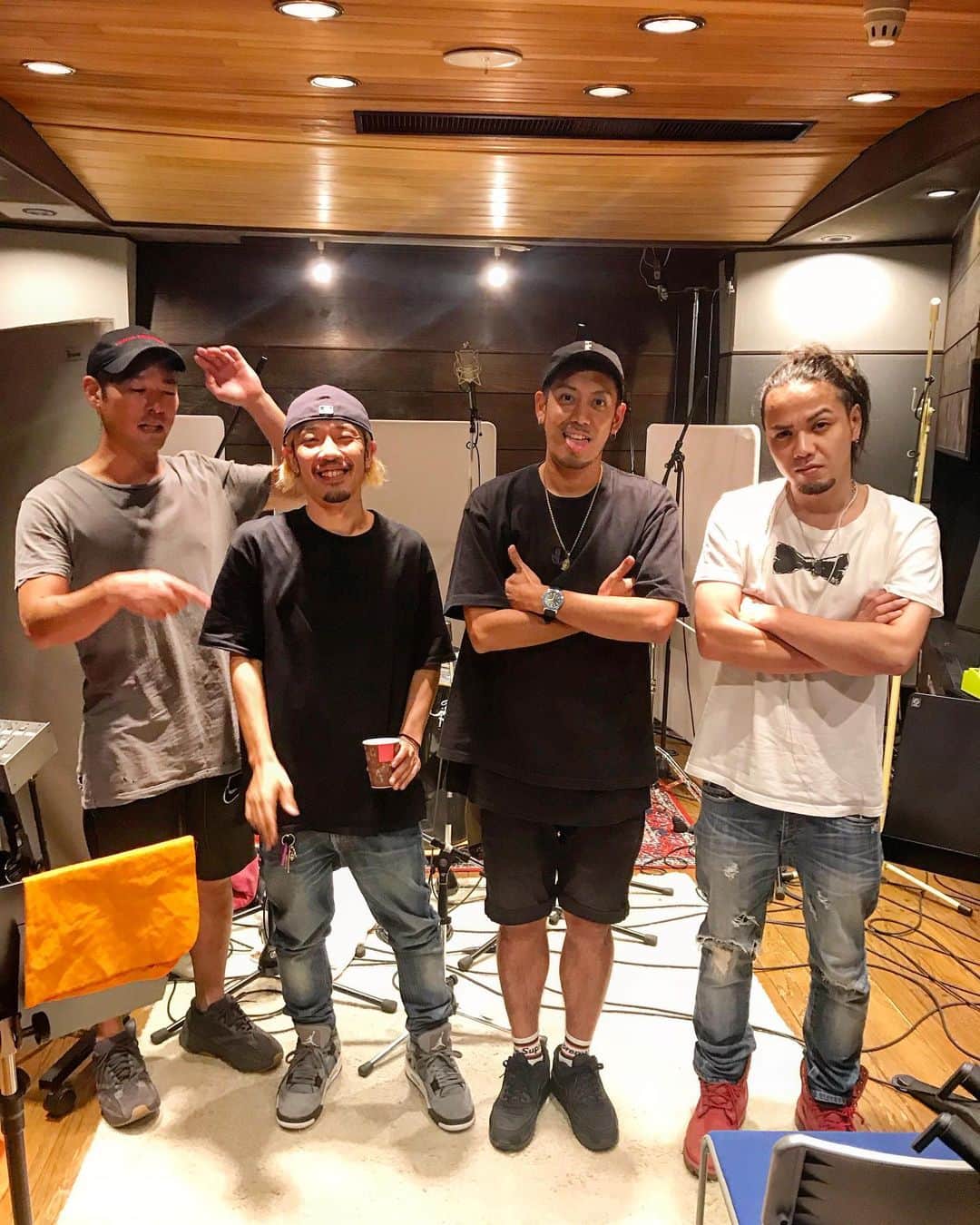 のインスタグラム：「今日はとあるレコーディングでした！  メンツ、マジウケる！！ 新鮮だわー！！ うんうん、良い音！！ #rec #recording #spyair #rookiezispunkd #stuw」