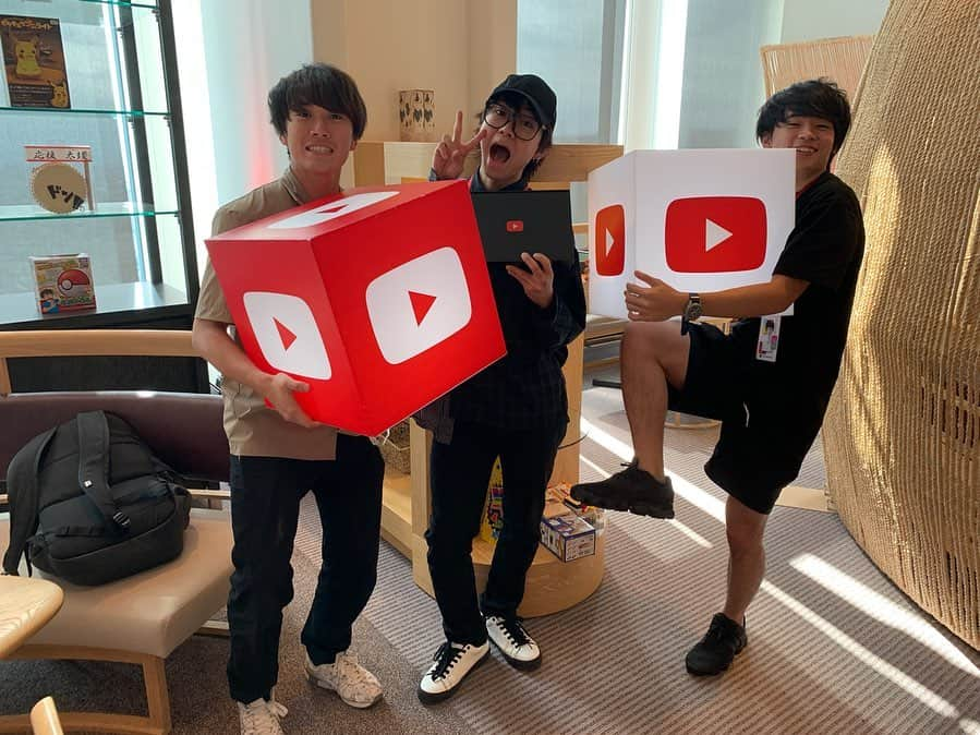 すしらーめん《りく》さんのインスタグラム写真 - (すしらーめん《りく》Instagram)「#youtube #creatorsummit #japan  毎年開催される、世界のYouTuber達100人が集まって大勉強するみたいなイベントが、今年はなんと日本での開催！！最高！！ と言うことで、有難いことに招待頂き参加をさせて頂きました。（動画編集盛大に間に合わなかったすまん　その分良いもの作れるよう頑張ります）  国境を超えて、海外のクリエイターさんが自分の動画を見てくれていると知った時は数字では言い表せないような喜びと湧き上がる力を感じましたが、英語がわからなすぎて「Yes（どや顔)」しか回答ができず泣けました。早く翻訳コンニャクが欲しいです。（通訳の方に大変お世話になりました。心強かったです）  何が正解か が無い海の中で、「生み出す」事への苦しみや葛藤をそれぞれが抱えていて、普段家にヤドカリみたいにこもって編集している自分からするとこの場に居てそんな皆さんと笑いながら授業を受けたりする事が幸せでなりませんでした。  YouTubeの社員さんの力ってこんなにも大きいのかと思うほどに目に入る１つ１つが力強く、そして最前線で「生み出す」事をしながら、悩みや葛藤を吹き飛ばすほどクリエイターに暖かく寄り添ってくれる姿におじいさんは感動してしまいまして、 この方達が作ってくれるYouTubeの中で思い切り動画作りをする事ができると言う事が改めて幸せでなりませんでした。 自分の持つ無数の夢の中心はいつも、もっと面白い動画を作れるようになる事です。中学生だった自分が無限の魅力に惹かれて行くなかで 人として成長してこれたのは間違いなくYouTubeさんのお陰なので いつかこの自分の夢で恩返しができる位に頑張りたいです。」9月12日 17時30分 - sushi_riku