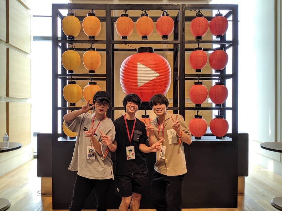 すしらーめん《りく》のインスタグラム：「#youtube #creatorsummit #japan  毎年開催される、世界のYouTuber達100人が集まって大勉強するみたいなイベントが、今年はなんと日本での開催！！最高！！ と言うことで、有難いことに招待頂き参加をさせて頂きました。（動画編集盛大に間に合わなかったすまん　その分良いもの作れるよう頑張ります）  国境を超えて、海外のクリエイターさんが自分の動画を見てくれていると知った時は数字では言い表せないような喜びと湧き上がる力を感じましたが、英語がわからなすぎて「Yes（どや顔)」しか回答ができず泣けました。早く翻訳コンニャクが欲しいです。（通訳の方に大変お世話になりました。心強かったです）  何が正解か が無い海の中で、「生み出す」事への苦しみや葛藤をそれぞれが抱えていて、普段家にヤドカリみたいにこもって編集している自分からするとこの場に居てそんな皆さんと笑いながら授業を受けたりする事が幸せでなりませんでした。  YouTubeの社員さんの力ってこんなにも大きいのかと思うほどに目に入る１つ１つが力強く、そして最前線で「生み出す」事をしながら、悩みや葛藤を吹き飛ばすほどクリエイターに暖かく寄り添ってくれる姿におじいさんは感動してしまいまして、 この方達が作ってくれるYouTubeの中で思い切り動画作りをする事ができると言う事が改めて幸せでなりませんでした。 自分の持つ無数の夢の中心はいつも、もっと面白い動画を作れるようになる事です。中学生だった自分が無限の魅力に惹かれて行くなかで 人として成長してこれたのは間違いなくYouTubeさんのお陰なので いつかこの自分の夢で恩返しができる位に頑張りたいです。」