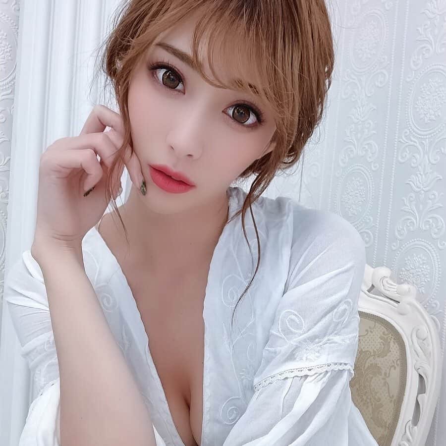 華沢友里奈さんのインスタグラム写真 - (華沢友里奈Instagram)「暑かったり涼しかったりで ここのところ体調崩してたあ(´；Д；`) 皆様も体調気をつけてくださいね(ノ_＜) さて今日着てるのは  @esutoreja  のワンピース(*´∀｀*) 大人エロカワワンピース😍❤ 新作も可愛いのでてて秋冬物ももうそろそろ 買い始めなきゃな(´；Д；`) 本当に一年早い(ノ_＜) #esutoreja #esutorejasnap #esutorejaコーデ #fashion  #コーデ  #ワンピース #followme」9月12日 17時31分 - hanazawayurina