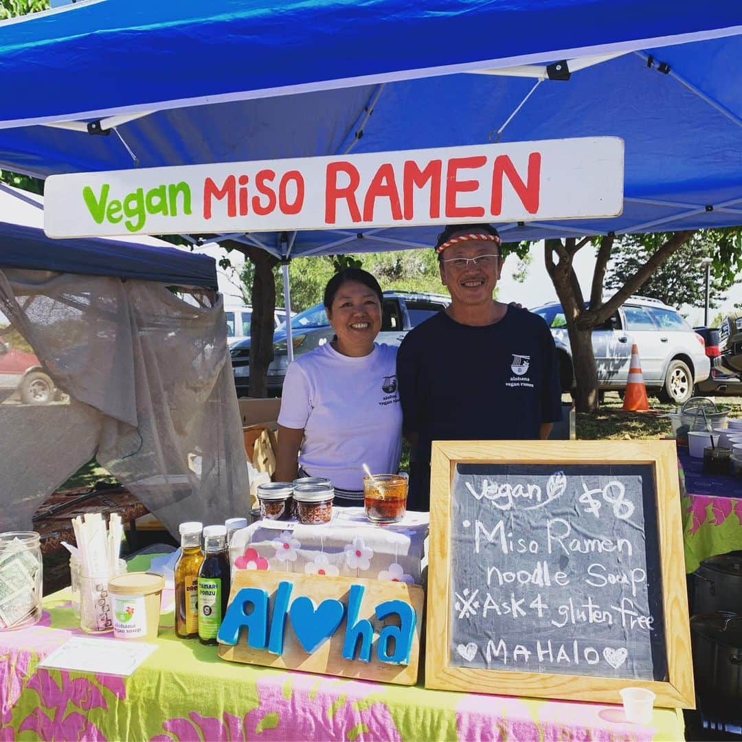 齊藤美絵さんのインスタグラム写真 - (齊藤美絵Instagram)「ヴィーガン味噌ラーメン @alohanaveganramen の 進化が止まらない🌺✨ 週2回通っていますが、 トッピングが毎回変わっていて そのトッピングで味が変化するので、楽しい&美味しい🌈💕 今日は、自家製たくあんに 担々麺の挽肉風のお豆腐、 ゴボウ、コーン、焼きプチトマトなど。  スッシーさんのそのawakeningっぷりを楽しそうに話す奥さまのKaoriさん。  夫婦愛もご馳走様でした💕  #maui #マウイ #liveontheearth #地球に寄り添った暮らし方 #childcare #育児  #3yearsold #mauinokaoi  #Hawaii #aloha #veganramen #vegan #alohanaveganramen #wednesdayfarmersmarket  #kula #healtheearth #healtheworld #healmyself #love  #フードマエストロ #foodmaestro  #ナチュラルビューティスタイリスト #ツタエルヒト。」9月12日 17時38分 - saitomie