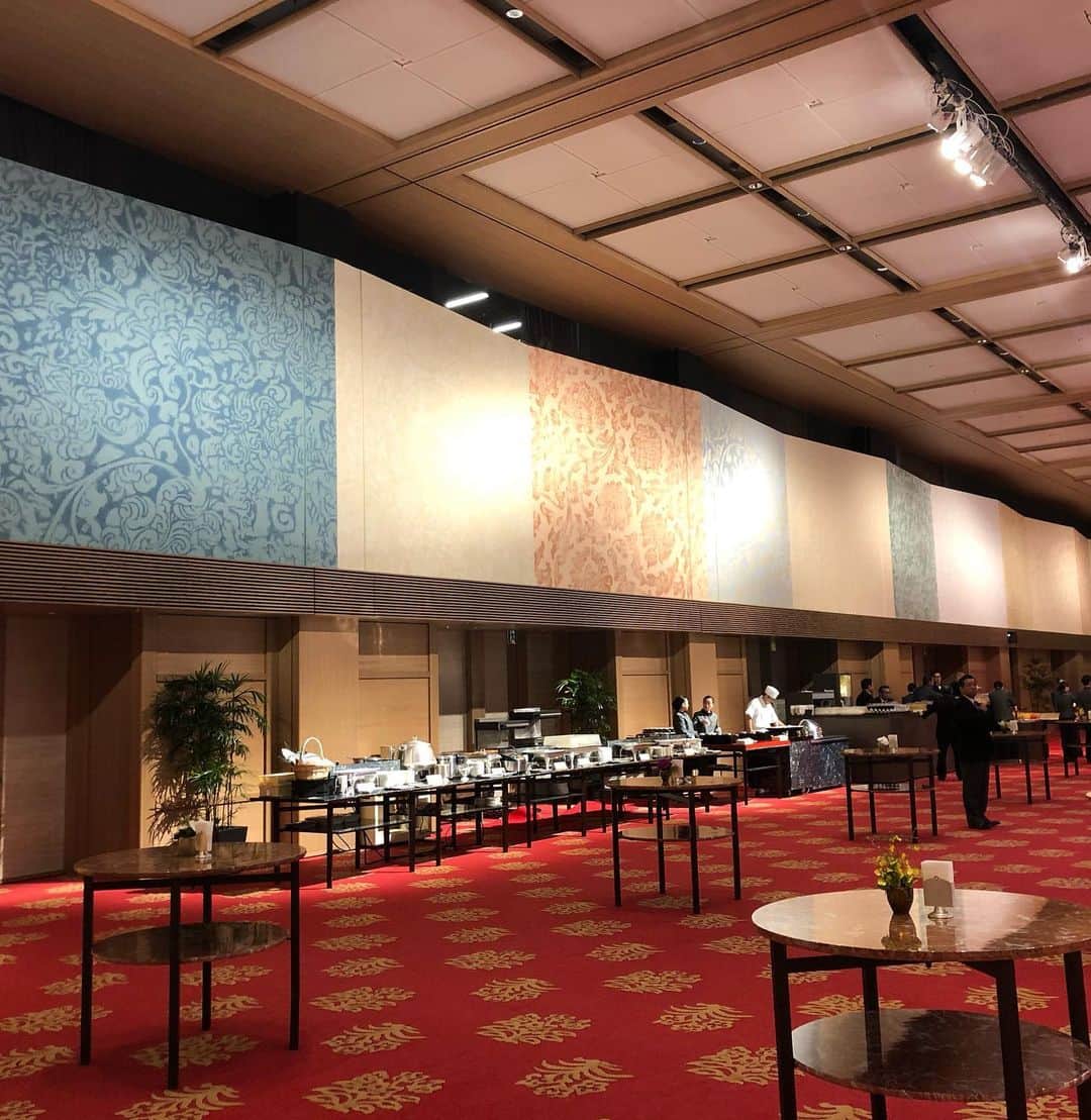 白石小百合さんのインスタグラム写真 - (白石小百合Instagram)「✨🏰✨ ホテルオークラ東京 NEW OPEN !! モダンな建物にクラシックな温もりが残ります。５年半の改装を経た大倉集古館が桃源郷展にて日本最古の古今和歌集、しかも一巻まるまる残る唯一の国宝が展示中ですが、ホテルオークラの平安の間の壁面に、古今和歌集の巻物が再現されていて美しい。文字を外し文様を残し巻物を2m平方で印刷したとのこと。御案内いただき感謝。アーケードに友人のまゆみさんがMAYU galleryをオープンしましたので是非お立ち寄りくださいませ。飲食店などはゆっくりまた来ようと思います。」9月12日 17時38分 - sayurishirais