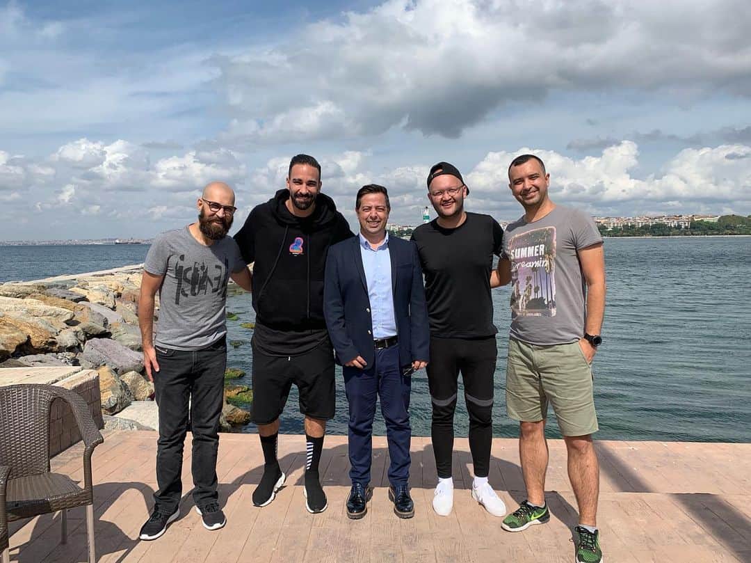 アディル・ラミのインスタグラム：「Good moment with nice guys , thank you @beinsportstr 🙏 @fenerbahce #yaşafenerbahçe 💛💙」