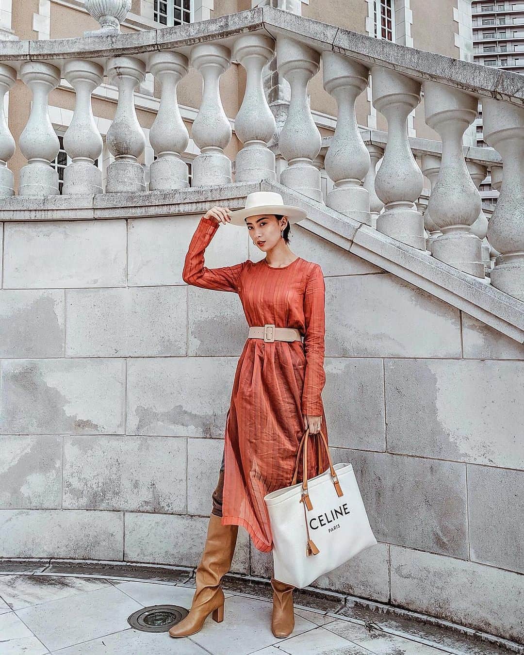 ソンイのインスタグラム：「早く秋ファッションしたくて長袖とブーツ始めました👢🍂 🏷ワンピ : @akte_official 🏷ハット : @room306contemporary 🏷ブーツ : @lagunamoon_com 🏷バッグ : @celine 🏷デニム : @moussyofficial」