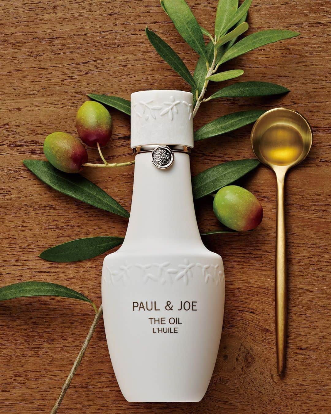 PAUL & JOE BEAUTEさんのインスタグラム写真 - (PAUL & JOE BEAUTEInstagram)「・⠀ Give yourself over to the gift of an oil based beauty routine this fall & winter.⠀ ⠀ With twice the benefits of regular olive oil, the ancient olive oil used in almost all of Paul & Joe’s skincare products can be used on face, body, and hair to restore moisture and deeply replenish neglected areas.⠀ ⠀ ■THE OIL  150ml⠀ *Check your local market for availability*⠀ ⠀ #PaulandJoe #paulandjoebeaute #nice #good #beautiful #beauty #instagood #skincare #oil #hydrate #oliveoil #ポールアンドジョー #スキンケア #オイル #オイル美容 #保湿 #乾燥対策」9月12日 18時00分 - paulandjoe_beaute