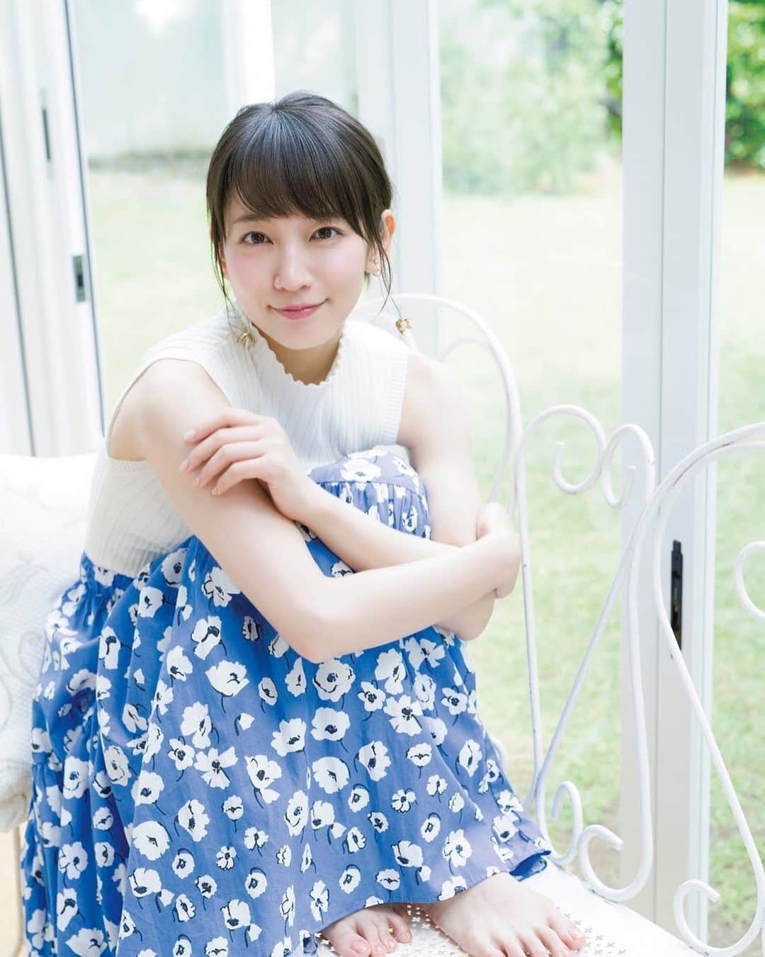 週刊少年マガジンのインスタグラム：「発売中の #マガジン 41号、表紙&巻頭グラビアは #吉岡里帆 さん。 9月20日（金）の『見えない目撃者』で主演を務める吉岡里帆ちゃんがマガジン登場！ スリリングな映画に負けず劣らず、ドキドキの16ページです！  撮影 / Takeo Dec. スタイリング / 今村仁美 ヘアメイク / 池上豪 デザイン / 坂上和也（banjo） 衣装協力 / プライベート・スプーンズ・クラブ代官山本店、R&E、Wpc.」