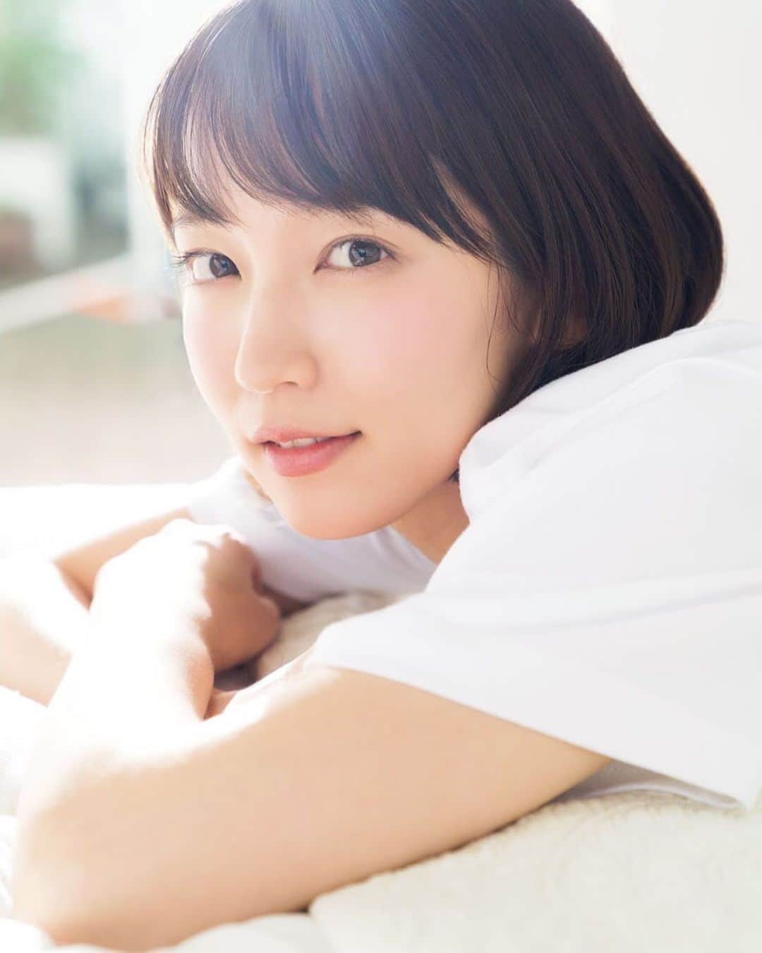 週刊少年マガジンのインスタグラム：「発売中の #マガジン 41号、表紙&巻頭グラビアは #吉岡里帆 さん。 9月20日（金）の『見えない目撃者』で主演を務める吉岡里帆ちゃんがマガジン登場！ スリリングな映画に負けず劣らず、ドキドキの16ページです！  撮影 / Takeo Dec. スタイリング / 今村仁美 ヘアメイク / 池上豪 デザイン / 坂上和也（banjo） 衣装協力 / プライベート・スプーンズ・クラブ代官山本店、R&E、Wpc.」