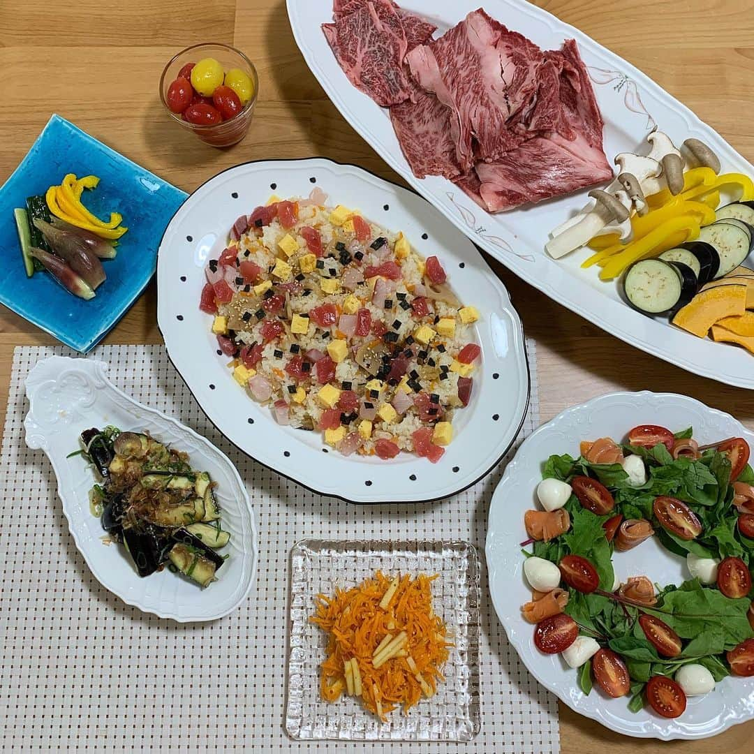 松原汐織さんのインスタグラム写真 - (松原汐織Instagram)「🍴 @faafa8 と @ayaka.1312 が我が家に遊びに来てくれました💗 ・ ふるさと納税で届いた、お肉をメインに🥩 ロースは焼きしゃぶ(大根おろしや薬味×ポン酢・ゴマだれ)、 カルビはタレにつけてサンチュで巻いて🐮 #やきまるくん が活躍してくれて、焼肉屋さんみたいに美味しく焼けました🔥 ・ 他には サラダ＆ちらし寿司＆キャロットラペ＆茄子の塩もみ＆ピクルス＆トマトのマリネを作りました🍳💕 ・ お恥ずかしながら結婚するまで母の手伝い程度しかやってこなかったので、料理は初心者です😅 家族以外に出すとなると少し緊張してしまうのですが、モリモリ食べてもらえて嬉しかったです✨✨ ホッとしました☺️ ・ また遊びに来てね❤️❤️❤️ ・ #汐織ごはん #料理 #ホームパーティー #女子会  #食後は #スプラトゥーン2 #大会 #😂」9月12日 18時07分 - shiori_ma_