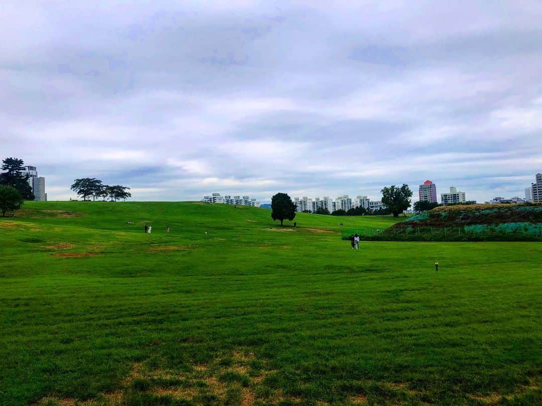 ジュンQ のインスタグラム：「모두 즐거운 추석되세요 :) 🌳」