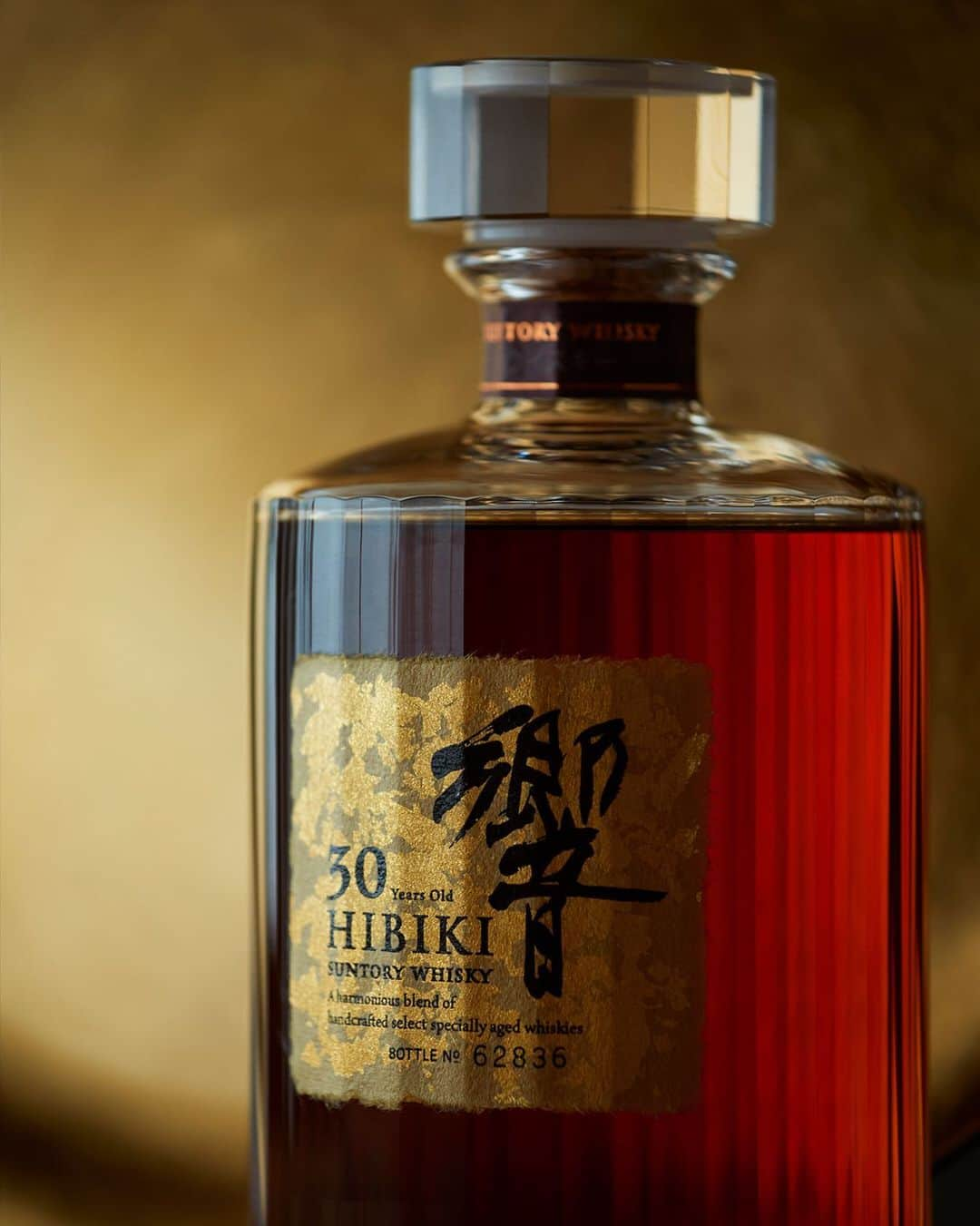 響 | SUNTORY WHISKY HIBIKIさんのインスタグラム写真 - (響 | SUNTORY WHISKY HIBIKIInstagram)「. HIBIKI TIME 麗らかな表情をたたえる「響30年」の30面体ボトル The thirty facets of HIBIKI 30 Years Old's bottle create an elegant impression.  #響 #hibiki #二十四節気 #白露 #秋 #響時間 #hibiki_time #hibikitime #suntorytime」9月12日 18時09分 - suntorywhisky_hibiki