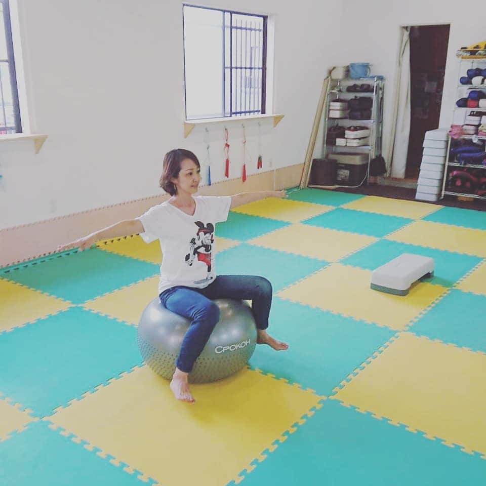のインスタグラム：「あ〰️ん。運動不足だよ😜 こっそりバランスボールとステップ台💦  #不死鳥道場 #バランスボール #ステップ台 #運動不足解消 #運動 #運動不足 #健康 #体幹トレーニング #ダイエット #美容 #スポーツ #キックボクシング #フィットネス #ジム #筋トレ #お腹痩せ #ヒップアップ #伊勢みずほ #ミッキー #ムエイタイ #Tシャツ」