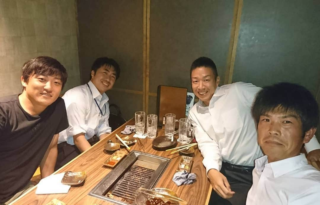 高橋聡文さんのインスタグラム写真 - (高橋聡文Instagram)「中学校の同級生とご飯行きました🍻 やはり話題は野球になります🥎 20才の頃の写真もらったので載せときます😙  #高浜中学校 #舞鶴ベースボールクラブ #同級生 #仲良し #16年越しのわがままボディ」9月12日 18時13分 - akifumi0529