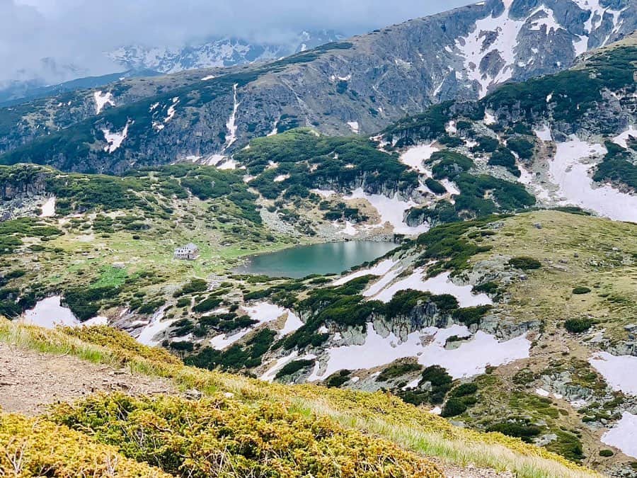 朝日放送「朝だ！生です旅サラダ」さんのインスタグラム写真 - (朝日放送「朝だ！生です旅サラダ」Instagram)「@e_n_n_a_ 死ぬまでに訪れたい #世界の絶景 のひとつとして知られる #リラ国立公園 にある7つの湖へ！🏃🏻‍♀️💨 ブルガリア自然を思いっきり感じながらのトレッキング🌿 最初いきなりゴツゴツした岩場の急勾配で少しきついですが、それ以降は緩やかな斜面が続くのでトレッキング初心者にもおすすめです☺️ 壮大で美しい景色を楽しみながら、のんびり #トレッキング することができましたよ🏔 1つ目は下の湖、2つ目は魚の湖‥とそれぞれの湖の名前が特徴そのまますぎて少し笑ってしまいましたが‥笑 景色もさることながら、高山植物のお花たちにも癒やされます☺️🌼美しい〜。 _ #七つの湖 #風光明媚 #ブルガリア最大  #国立公園 #大自然 #癒やされる #НАЦИОНАЛЕН ПАРК РИЛА #Bulgaria _ #ABCテレビ #朝日放送テレビ #朝だ生です旅サラダ #旅サラダ #旅サラダガールズ #山代エンナ #イラストレーター #海外 #旅 #travel #trip」9月12日 18時21分 - tabisalad
