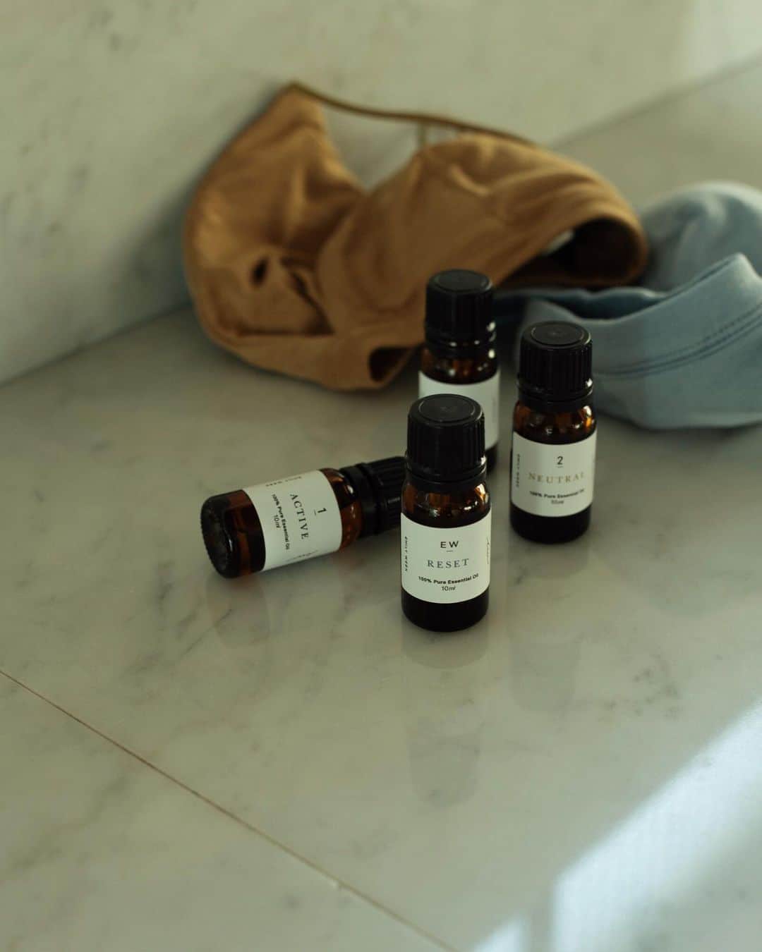 のインスタグラム：「EMILY WEEK 4WEEK AROMA BLEND / AROMA OIL - 日々を頑張るすべての女性の日常を、心地よいリズムに。 - ▫️EMILY WEEK "RESET" BLEND 女性の日常を、心地よいリズムに。 心を鎮静させるラベンダーやクラリセージに、清涼感のあるミントが香るブレンド。深い呼吸を誘い、浮かない気分もすっきりリフレッシュ。 component: クラリセージ / ラベンダーブルガリアン / ペパーミント / ローズマリー - ▫️1st WEEK "ACTIVE" BLEND 新しいサイクルのはじまりに。 気分を高めるフレッシュなピンクグレープフルーツやサイプレスが主役。柑橘系の爽快な香りが、アクティブなモードを後押しします。 component: ピンクグレープフルーツ / サイプレス / ジュニパーベリー / レモンコールドプレスト / レモングラス - ▫️2nd WEEK "NEUTRAL" BLEND 深く眠りたい夜や、ストレスを感じているときに。 神聖な木に由来するサンダルウッド、フランキンセンスなど、深いリラックスをもたらすブレンド。 体と心を鎮静させ、調和を取り戻します。 component: ラベンダー / ラベンダータスマニア / フランキンセンス / サンダルウッド / ベルガモット / シダーウッドアトラス - ▫️3rd WEEK "BALANCE" BLEND 毎月のリズムに寄り添い、もっと自由に健やかに。 女性ならではの不調によいとされるゼラニウムやクラリセージに、体、心、肌に万能なローズをブレンドした黄金ブレンド。華やかな香りが幸福感を高めます。 component: ローズアブソリュート / ゼラニウムエジプト / イランイラン / クラリセージ / スイートオレンジ / マンダリン - #EMILYWEEK #reset #active #neutral #balance #aroma #organic #period #relax #design #typography #photography #womenslife #underwear #lifestyle #aromatherapy」