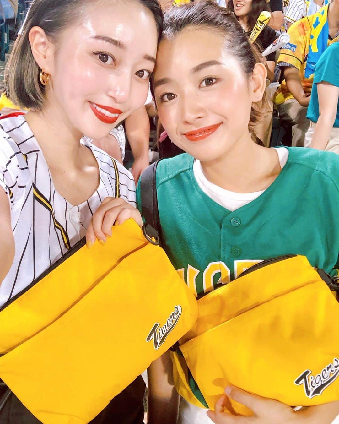 のインスタグラム：「久しぶりに野球見に行ったよ⚾️ 野球行くってなったら グッズ買いたくなるわたし達🥺❤︎ おそろのバック持ってったよ❤︎ ・ ・ 久々行ったら楽しすぎて歌いながら応援して 今シーズン中もう1回は行きたいねって話してる🤤❤️⚾️ #阪神タイガース#野球 #甲子園#トラっ娘サコッシュ #tigers」