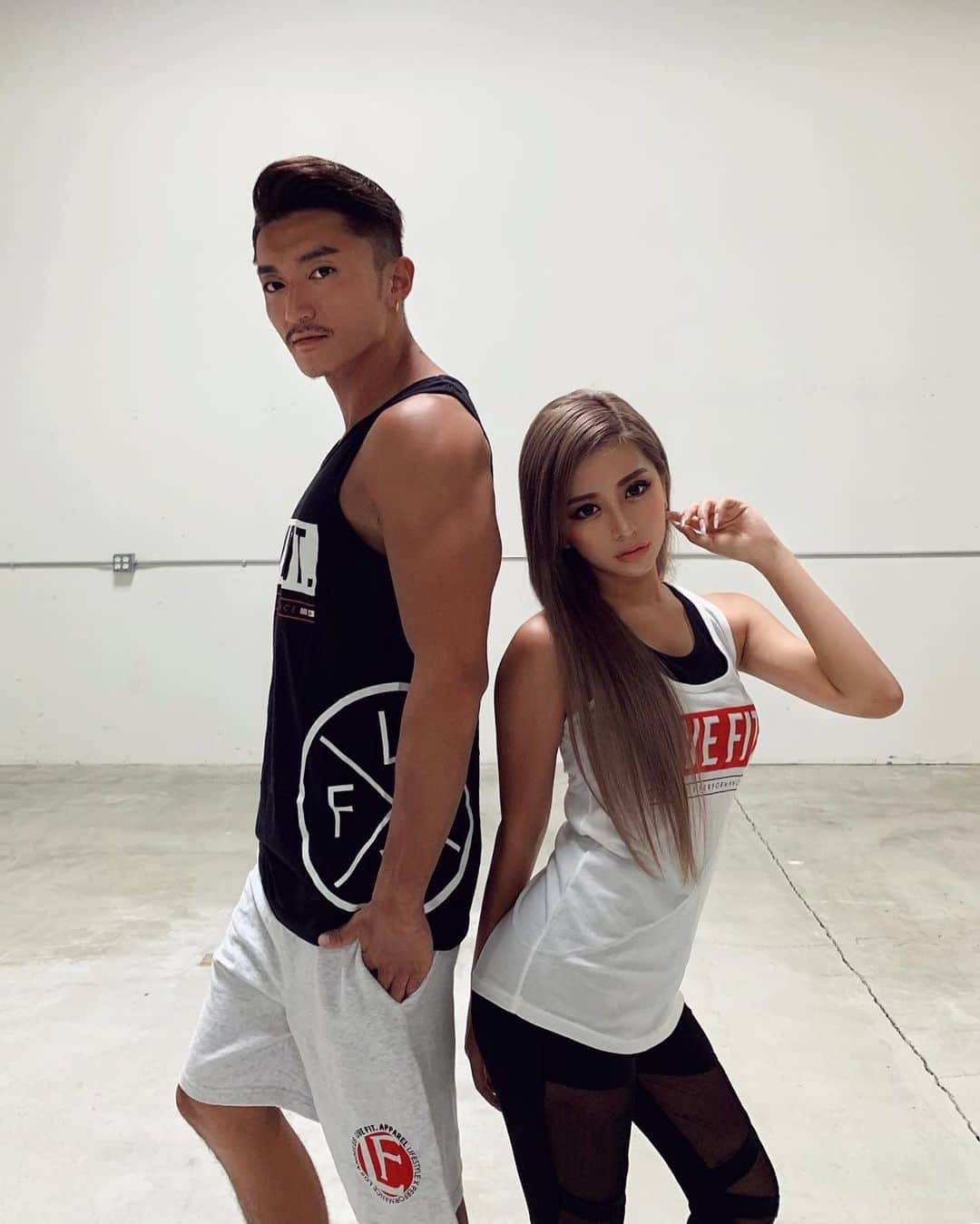 華さんのインスタグラム写真 - (華Instagram)「ＬＡ撮影2日目🏀 . . . 本日は @live_fit_apparel 本社での撮影です🥰🔥 . 社内見学をさせてもらい、 可愛い衣装で色々なパターンのスチール＆PVを撮りました🌟 . リブフィットの @randall_pich さんにもお会い出来て感動😭✨✨✨ こっちのモデルさんは迫力満点💯 . K-1選手の武尊さんも2日間ありがとうございました！！ 生で練習風景などを見させて頂き、 プロのストイックさに自分も頑張ろうと思えた日でした💪🏾 . こんな素敵な体験をさせて下さった @hiro_beachi さんには感謝しかありません😢 そして１番イイ身体🤣💕 . ウェアは勿論 @live_fit_apparel さん❤︎そしてレギパンはゆんころさんプロデュースの @iral_official です💖 . 残りの撮影も楽しみながら頑張ります🇺🇸 . . .  #livefit #threeb #personal #fitness #gym #training #LosAngeles #LA #bitter #model #takahito #k-1 #fighter #武尊 #大岩龍矢 #華 #ゆんころ 様 #iral @yunkoro519」9月12日 18時32分 - _hana.87_