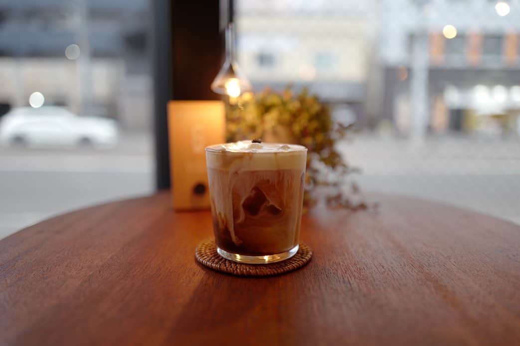 石井輝明さんのインスタグラム写真 - (石井輝明Instagram)「北海道。 アインシュペナー。 アインシュペナーって名前かっこよすぎる。  #smallthingscoffee #cafe #coffee #カフェ #北海道カフェ #札幌カフェ #カフェ芸人 #アインシュペナー #アインは別に普通 #ってことはシュペナーがかっこいいのか #いやシュペナーだけやとちょっと弱い #アインが先にくることによっていいのか #アインシュペナー恐るべし」9月12日 18時33分 - comandanteishii