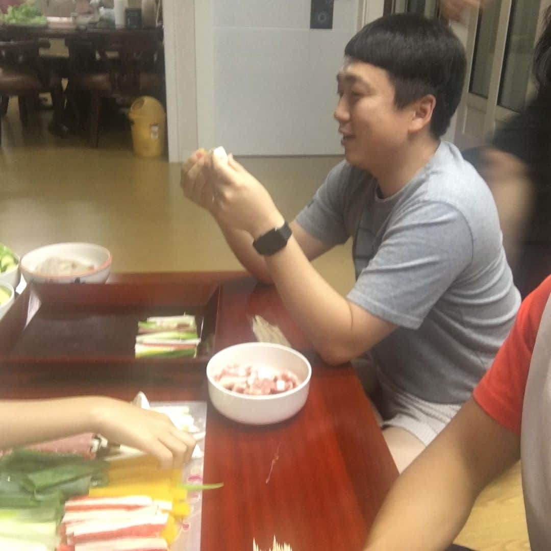 イ・ヒジュンのインスタグラム：「추석, 동서랑 둘이서 명절 전 부치기, 동서랑 단둘이 이리 오래 대화하니 좋네」