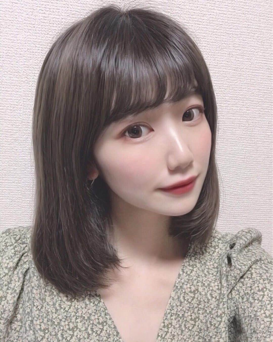 のインスタグラム：「マンダム様からいただいた バリアリペアのメンテナンスマスク！  毎日のちょっとした時間に ふっくら感がほしいときは ピンクのハリタイプを🙂 透明感タイプは日焼けや外出時間が 多い日につかってます！！ . 髪の毛乾かしながらだったり 携帯触ってる時間などに5分くらい つけて、ながら作業で毎日しっかりケア してます🙂❣️ . 最近はベースメイクも簡単にしてます(^^) . たっぷり美容液がついていて 密着してくれるからすき〜〜🙂 . . #バリアリペア #メンテナンスマスク #シートマスク#パック #ながら美容 #透明感タイプ #ハリタイプ #美容 #スキンケア #美容オタク #コスメ#PR」