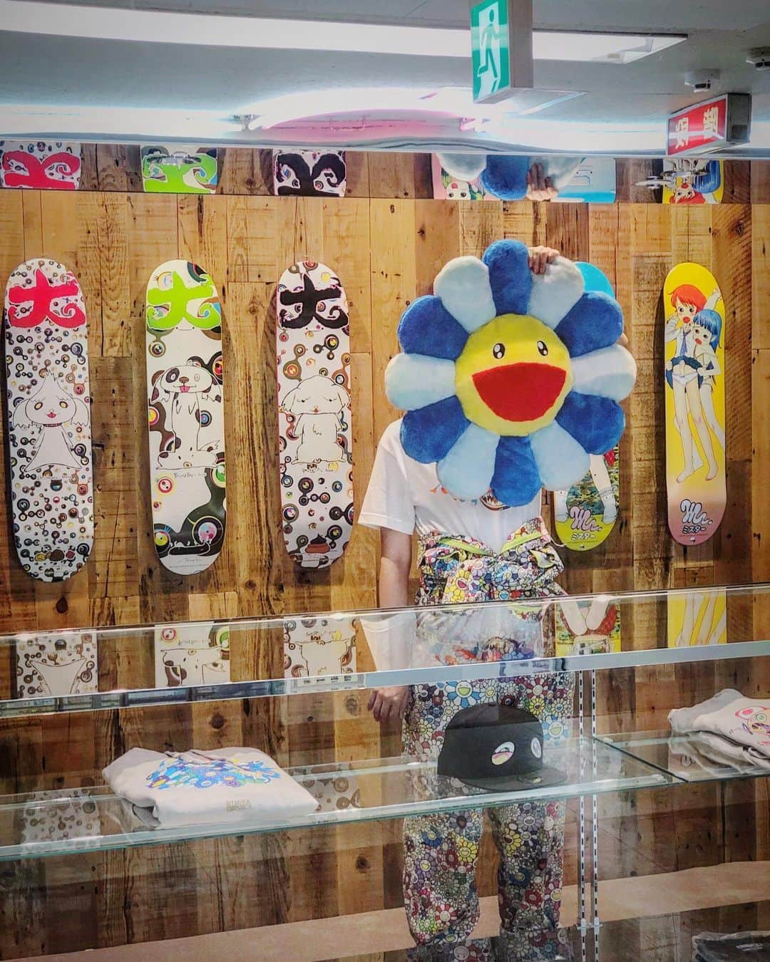 村上隆さんのインスタグラム写真 - (村上隆Instagram)「Skateboards are lined up! @tonari_no_zingaro  photo: @yumenosuzuki_ @taima_atsushi」9月12日 18時42分 - takashipom