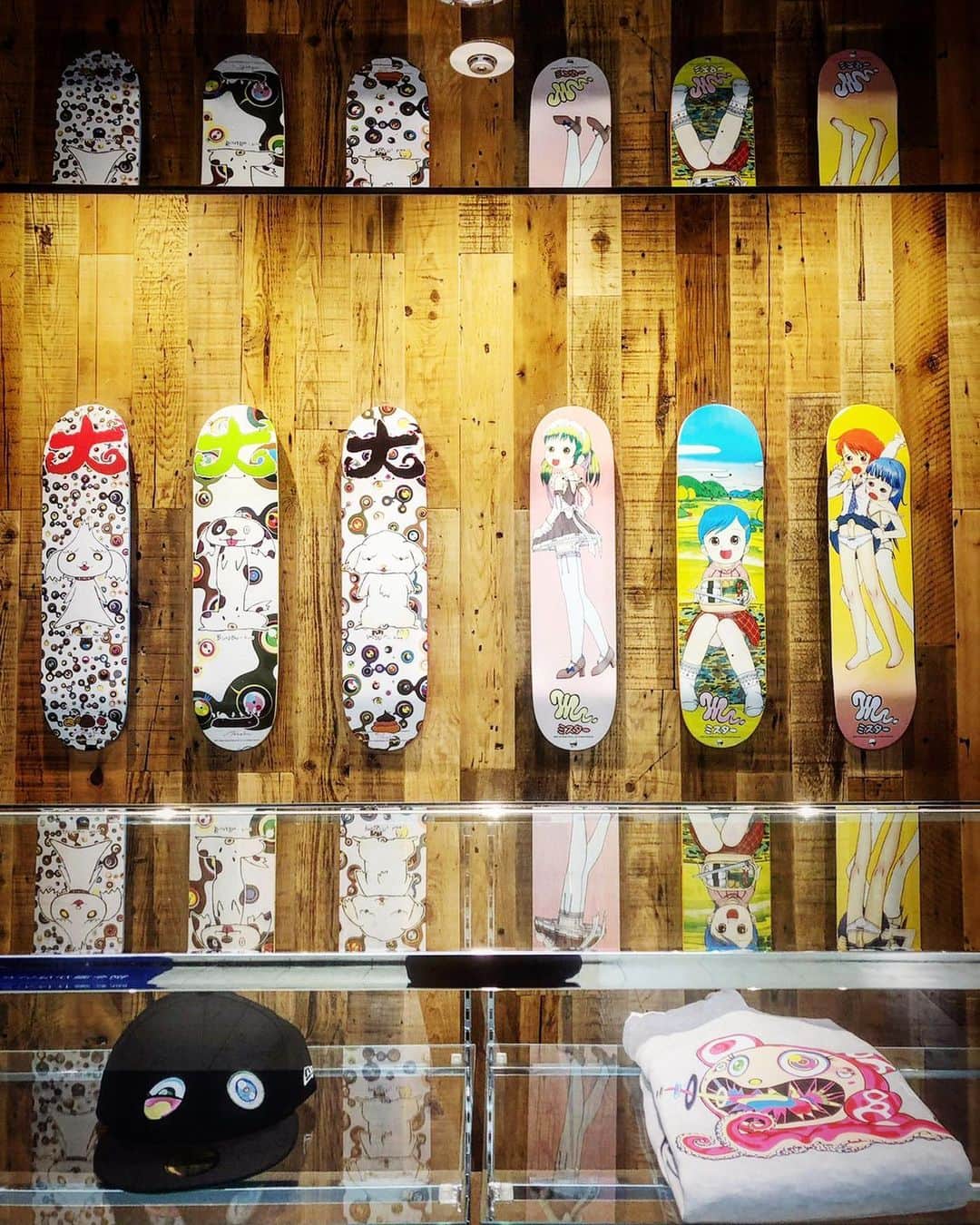 村上隆さんのインスタグラム写真 - (村上隆Instagram)「Skateboards are lined up! @tonari_no_zingaro  photo: @yumenosuzuki_ @taima_atsushi」9月12日 18時42分 - takashipom