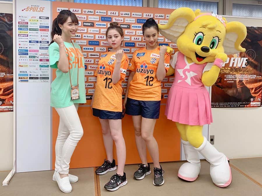 のインスタグラム：「❁┈༚༝ 『TOKYO GIRLS RUN Season 2019-2020』 モデルの #加藤ナナ さん #玖瑠実 さんも 来場されるそう😍🧡！ ㅤㅤ 今シーズン2度目の来場だ✨ 5月に行われたベガルタ戦の勝利の女神🥰 ㅤㅤ 『S-PULSE×beach me×TOKYO GIRLS RUN コラボTシャツ』販売ブースなどに 登場予定だそうです🌈！ ㅤㅤ 顔が小さくて可愛くてしかも とってもフレンドリーなの🥺 ぜひ皆さん会いに行ってみて下さい💞 ㅤㅤ 13日は金Ｊ！アイスタへGO！💨 ㅤㅤ＼＼\\٩( 'ω' )'ω' )و //／／ ㅤㅤ ※写真は5月のイベント時のものです ┈┈┈┈┈┈┈┈┈┈┈┈┈┈┈┈┈┈┈┈┈ ㅤㅤ 【 #フライデーナイトJリーグ 】 ㅤㅤ﻿ ⚽️2019明治安田生命J1リーグ第26節﻿ 🔥清水エスパルス vs. 名古屋グランパス 🗓9/13(金)19:30キックオフ 🏟IAIスタジアム日本平 ﻿ #DAZN で配信 📺﻿ ㅤㅤ ☑︎ #金j限定ベースボールユニ 配布 ☑︎ #SEAMO ハーフタイムショー ☑︎ #パル女 deナイト開催 ✨ ☑︎ #第3回イケメン総選挙 の投票も💌 ㅤㅤ ┈┈┈┈┈┈┈┈┈┈┈┈┈┈┈┈┈┈┈┈┈ ㅤㅤ #DAZN #金J #フライデーナイトJリーグ #エスパルス ﻿ #spulse ﻿ #Jリーグ ﻿ #Jleague  #清水エスパルス #ユニフォーム #ユニフォーム女子 #パル女 #サッカー #サッカー観戦 #金j限定ベースボールシャツ  #tokyogirlsrun #岩本恵美加」