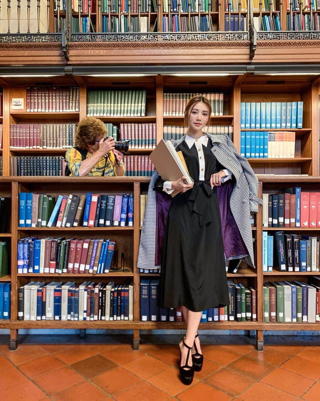 Elva Niさんのインスタグラム写真 - (Elva NiInstagram)「Reading is dreaming with open eyes 📚 打卡歸打卡 書還是要看的😌 #TommyXZendaya  #TOMMYNOW #TommyHilfiger  #PowerDressing  @tommyhilfiger  #travelwithelva #elvainnfw #sponsored #elvaootd」9月12日 18時43分 - misselvani