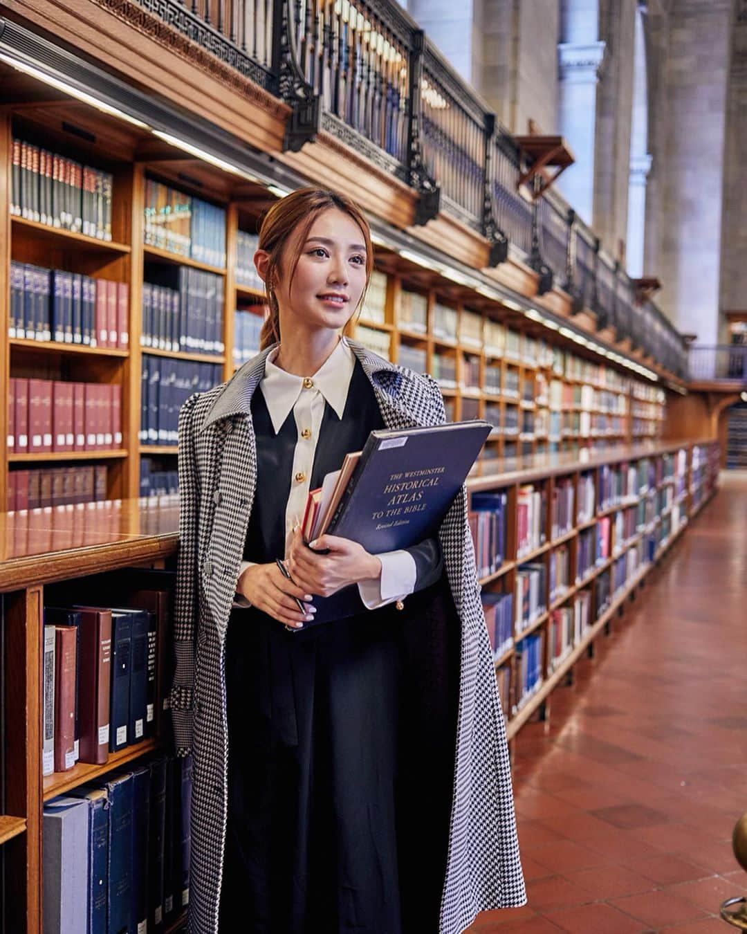 Elva Niさんのインスタグラム写真 - (Elva NiInstagram)「Reading is dreaming with open eyes 📚 打卡歸打卡 書還是要看的😌 #TommyXZendaya  #TOMMYNOW #TommyHilfiger  #PowerDressing  @tommyhilfiger  #travelwithelva #elvainnfw #sponsored #elvaootd」9月12日 18時43分 - misselvani