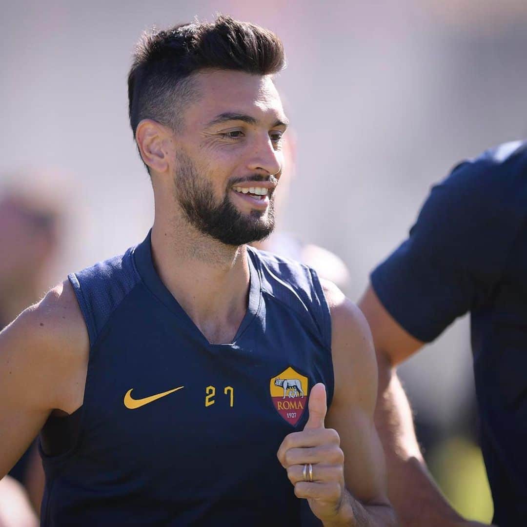 ハビエル・パストーレのインスタグラム：「Allenamento di oggi ⚽️ @officialasroma 💪」
